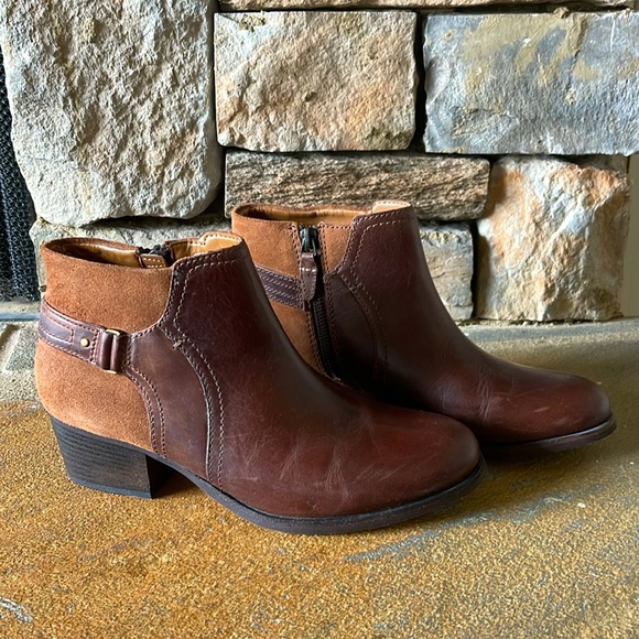 CLARKS - WOMENS MAYPEARL LILAC LOW BOOT - Picture 8 of 11